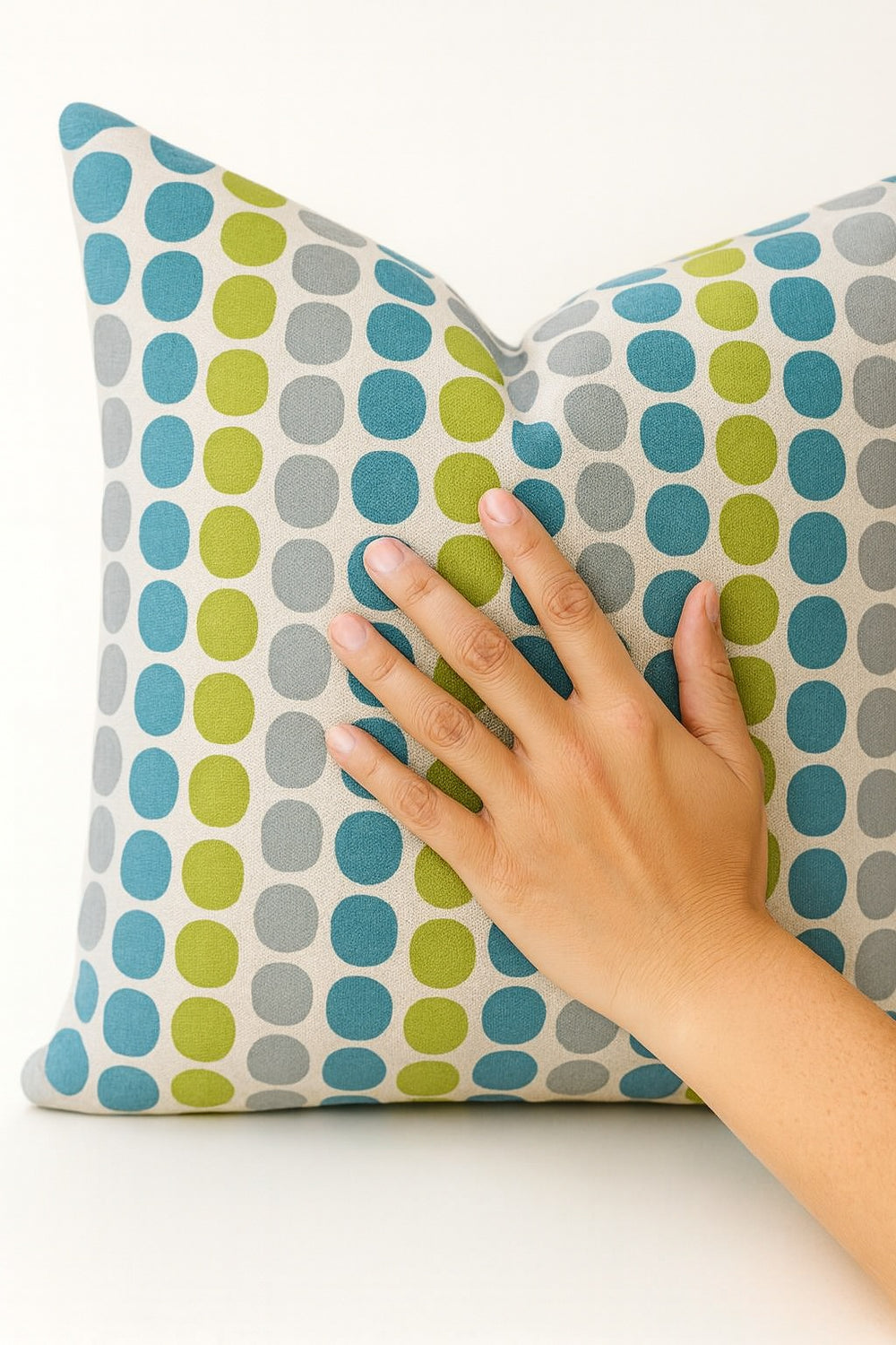 Cojin decorativo puntos colores